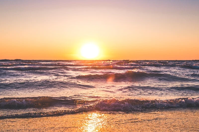 Sonnenuntergang am Strand mit Auto